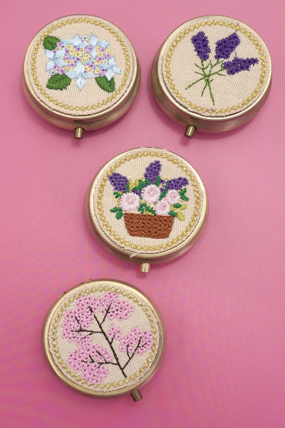 FLORAL EMBROIDERY JEWELRY ORGANIZER WITH MIRROR | 40P572