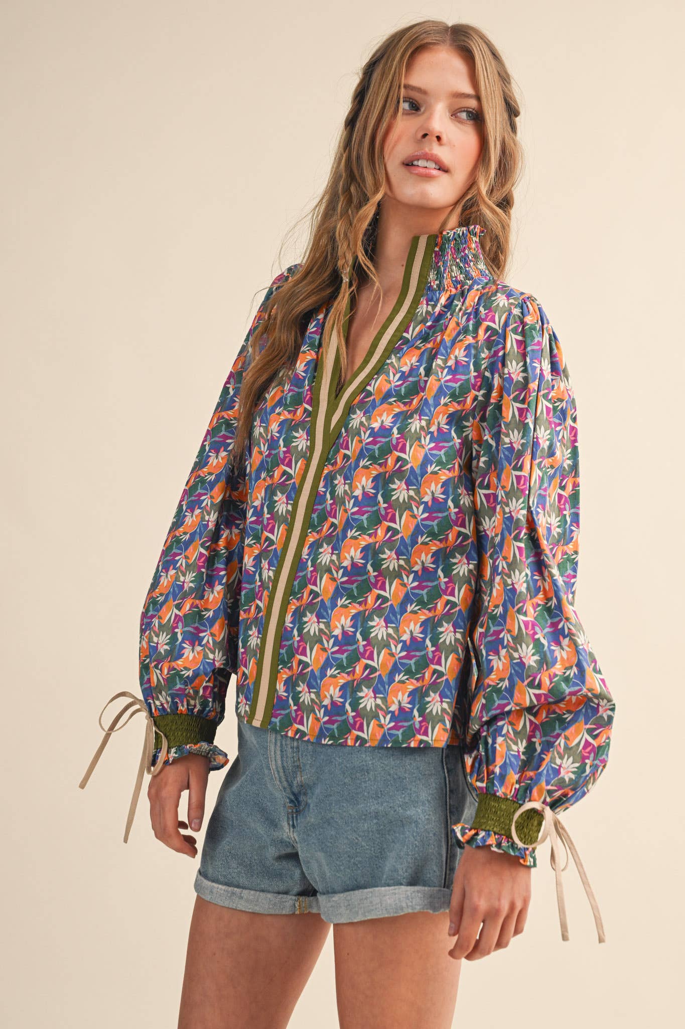 CONTRAST SMOCKED PUFF SLEEVE TOP