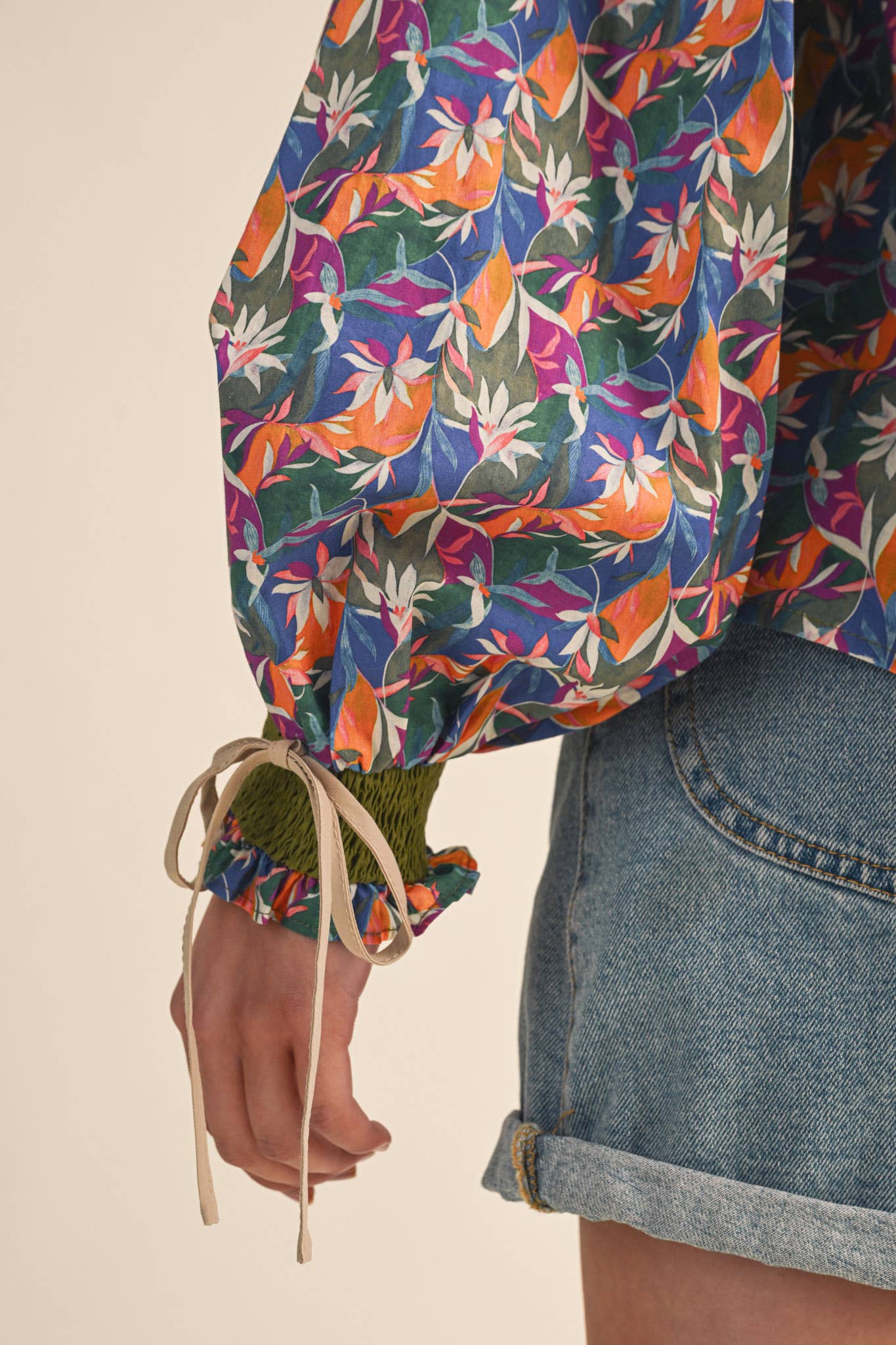 CONTRAST SMOCKED PUFF SLEEVE TOP