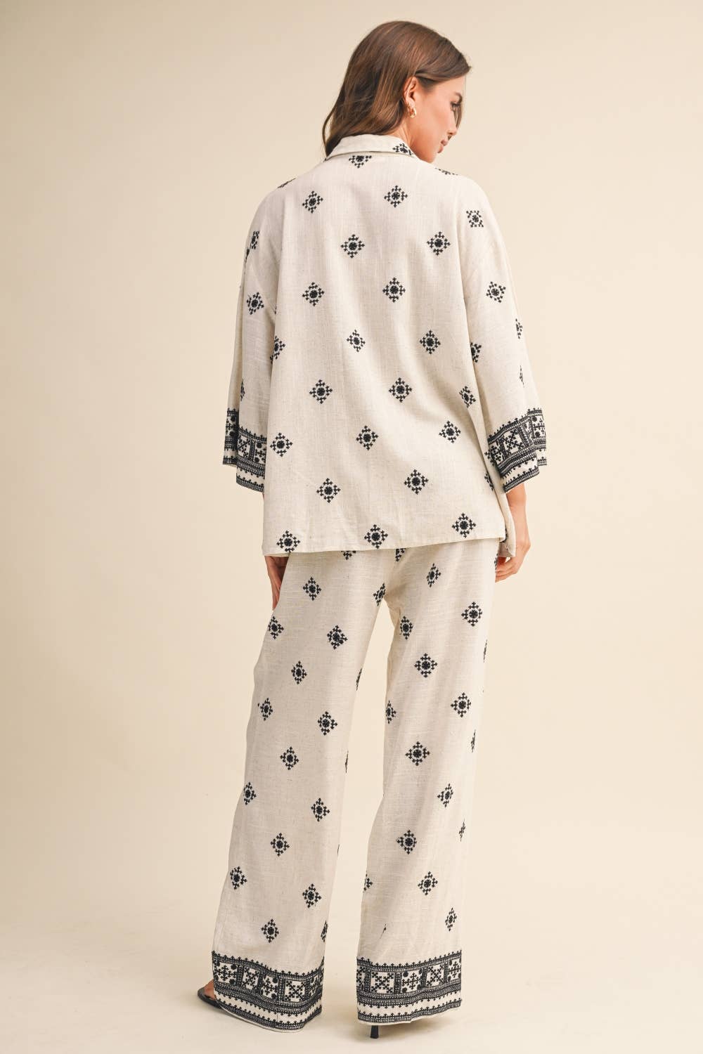 EMBROIDERED BORDER SET