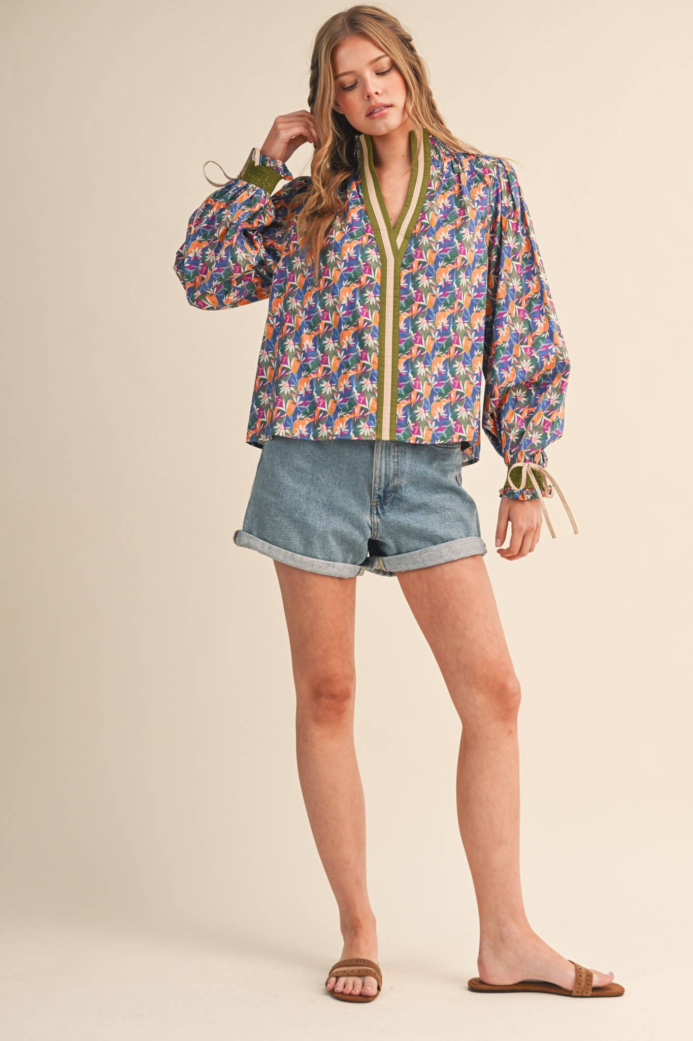 CONTRAST SMOCKED PUFF SLEEVE TOP