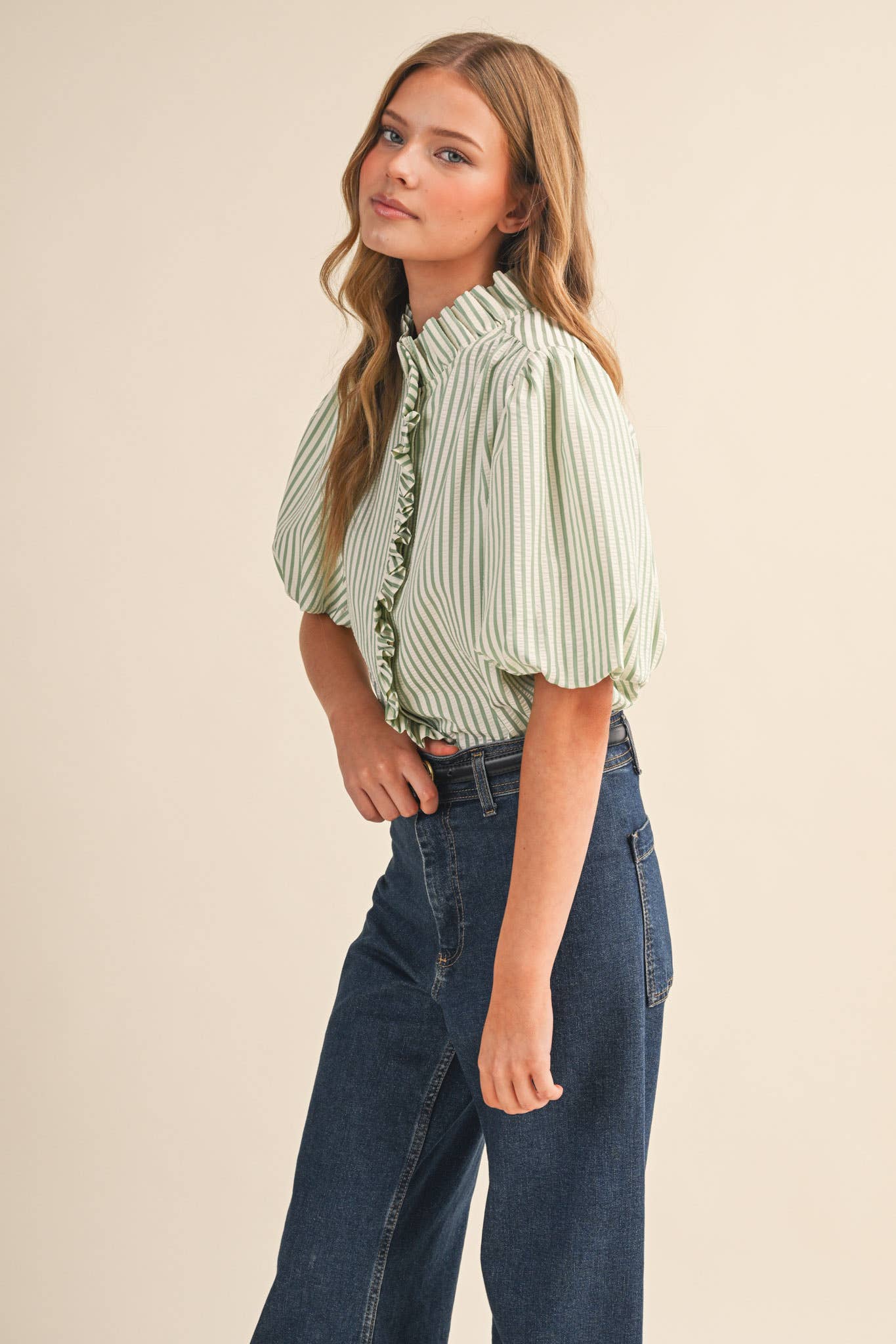 STRIPED RUFFLED BUTTON