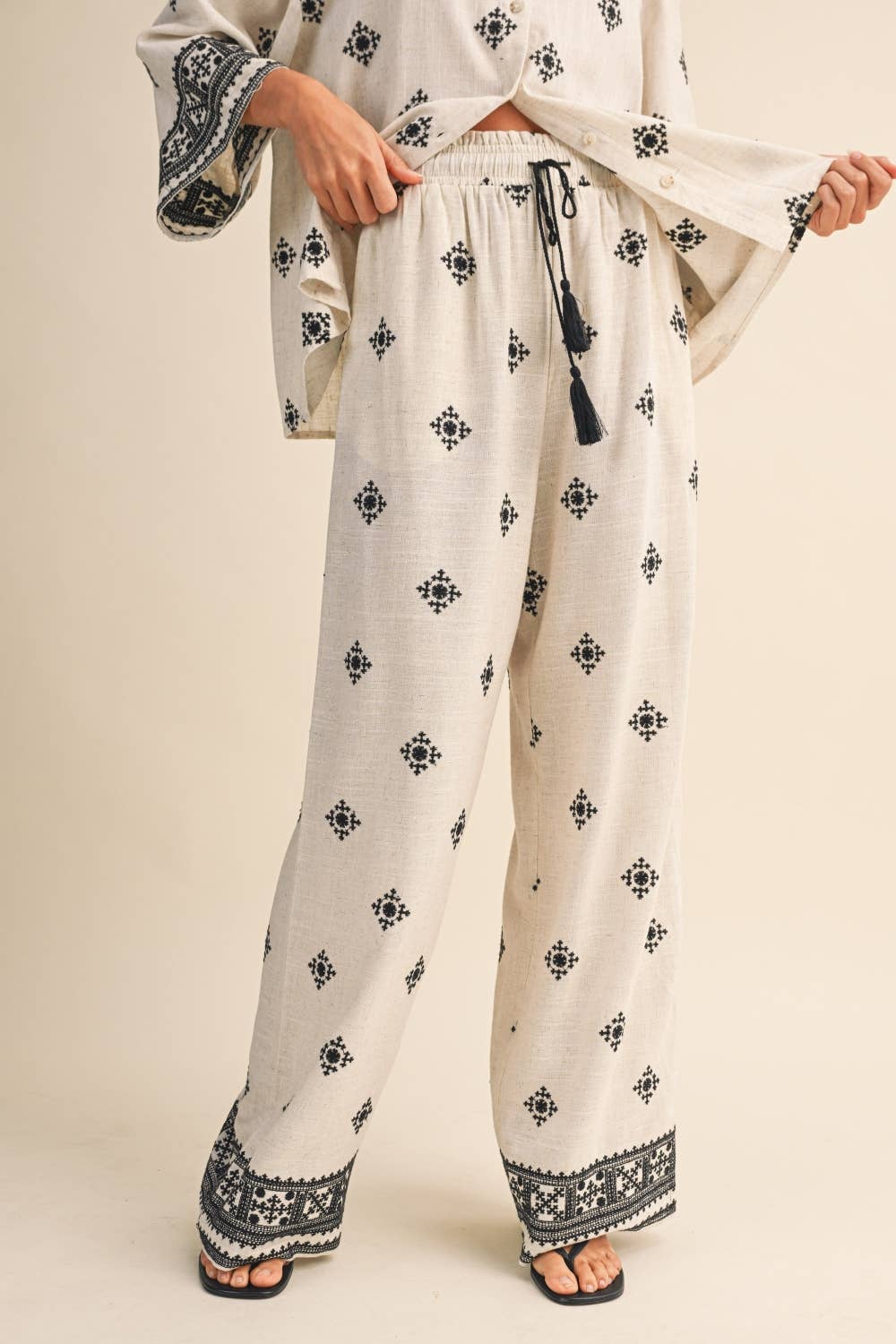 EMBROIDERED BORDER SET