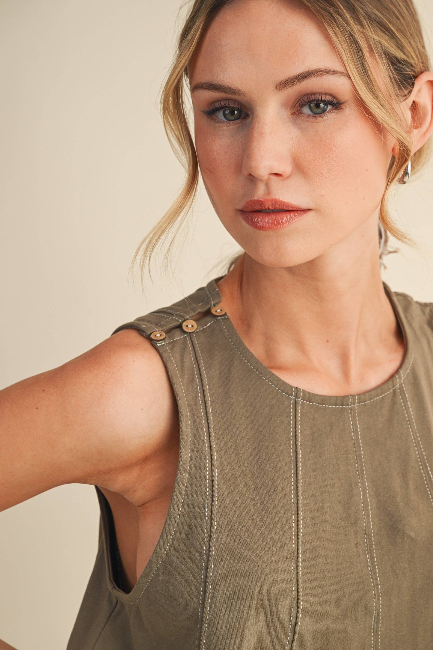 STITCH SLEEVELESS TOP AND SHORTS