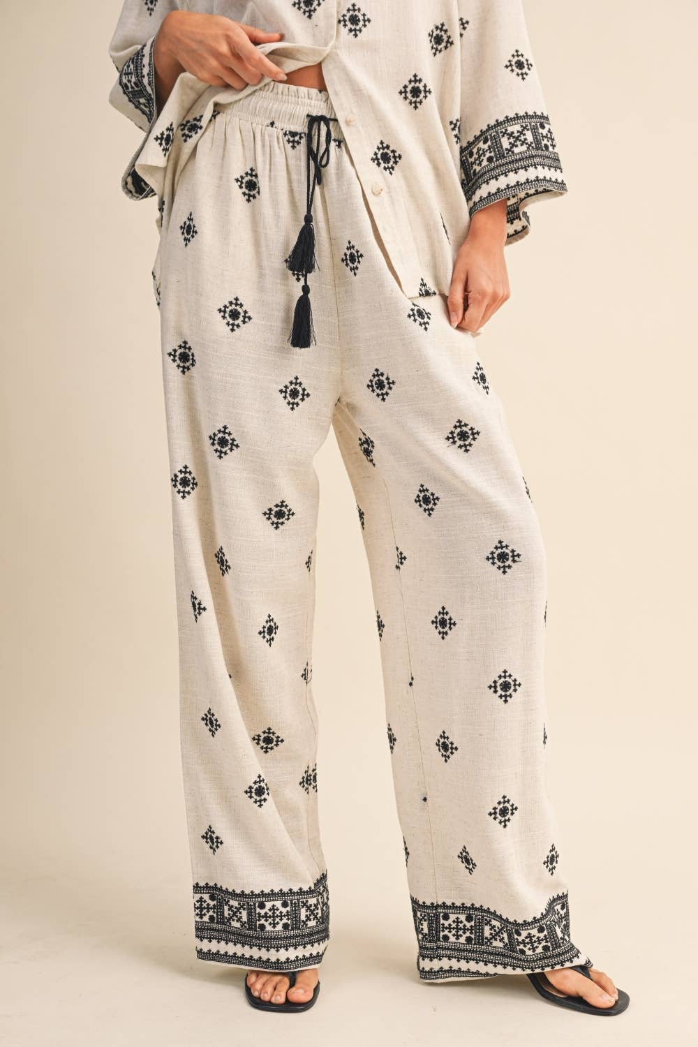 EMBROIDERED BORDER SET