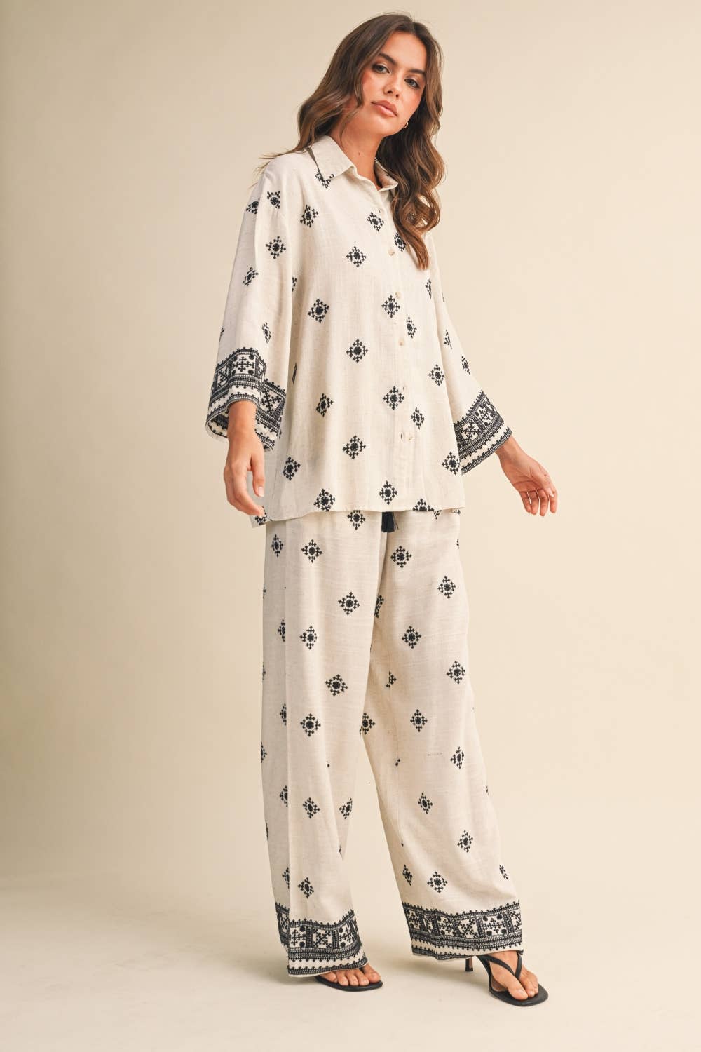 EMBROIDERED BORDER SET