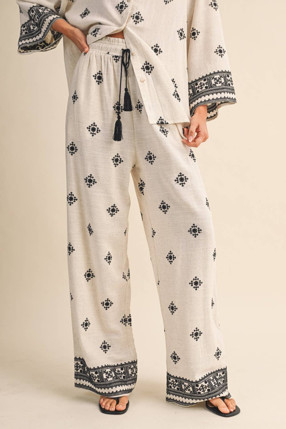 EMBROIDERED BORDER SET