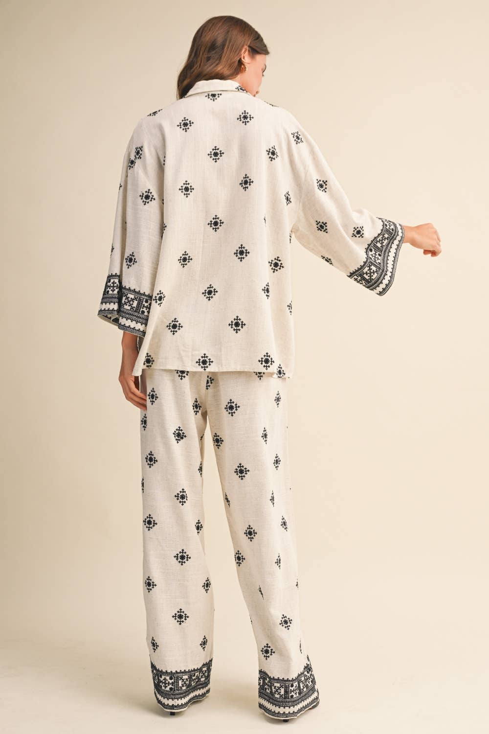 EMBROIDERED BORDER SET