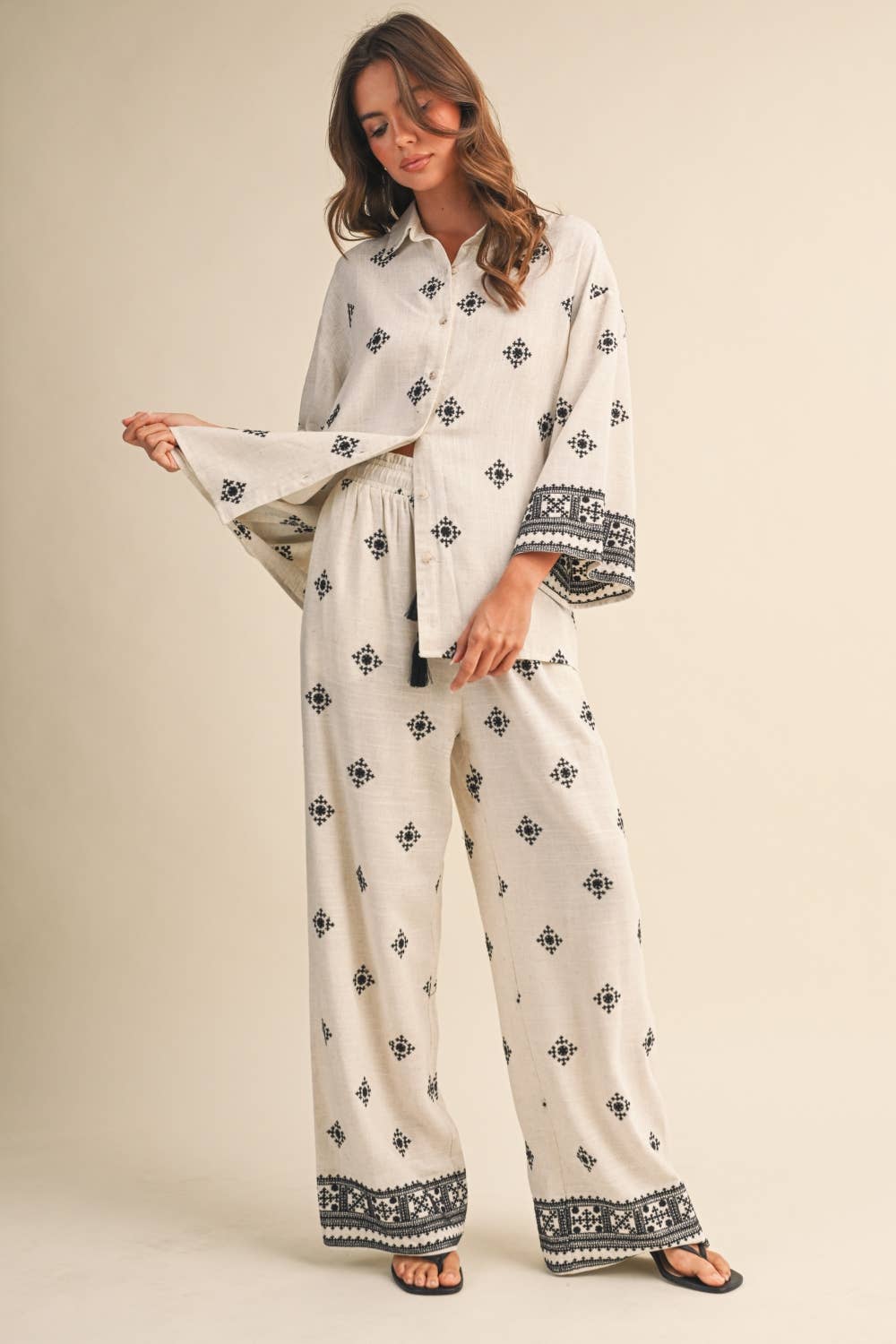 EMBROIDERED BORDER SET