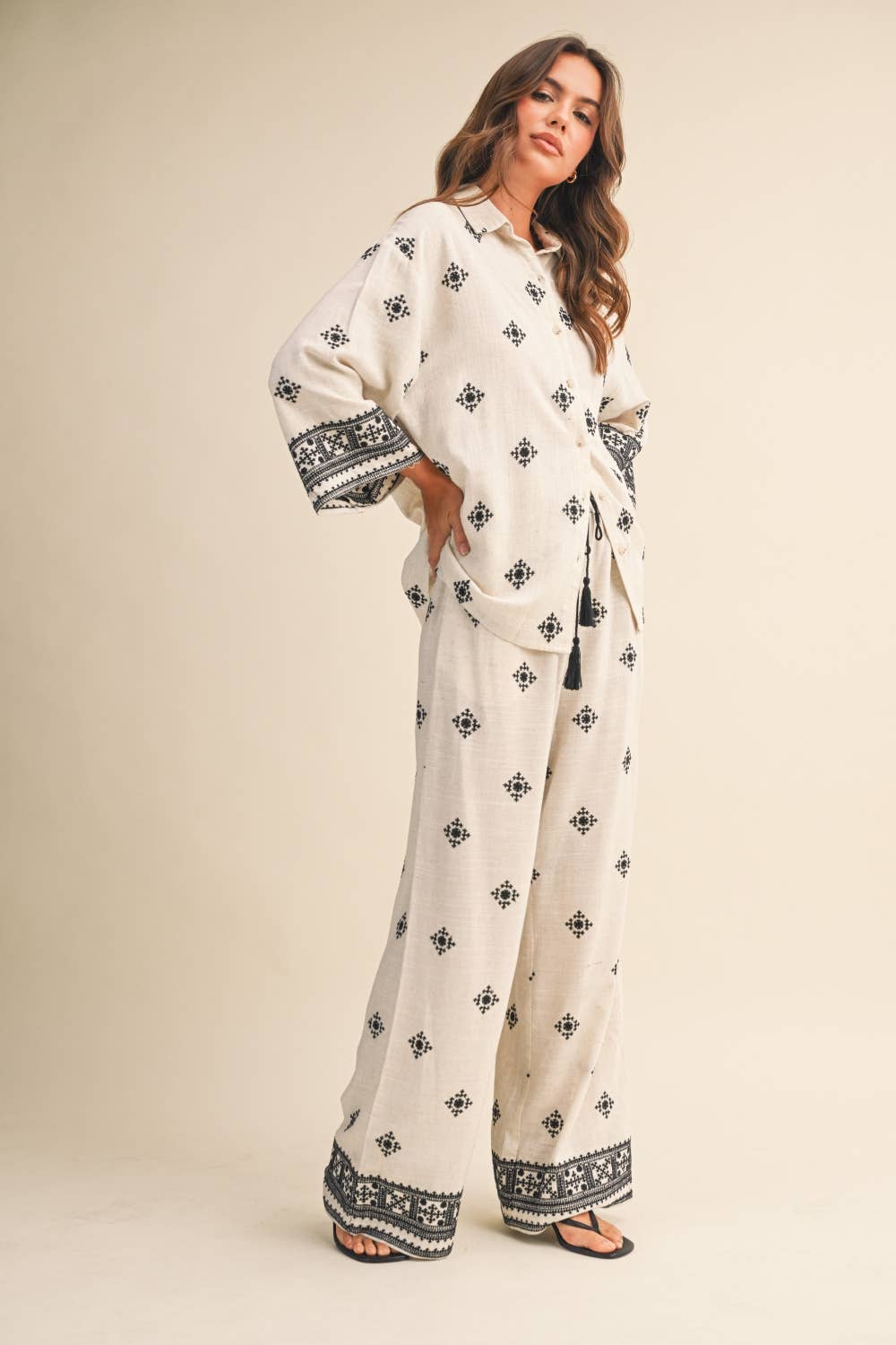 EMBROIDERED BORDER SET