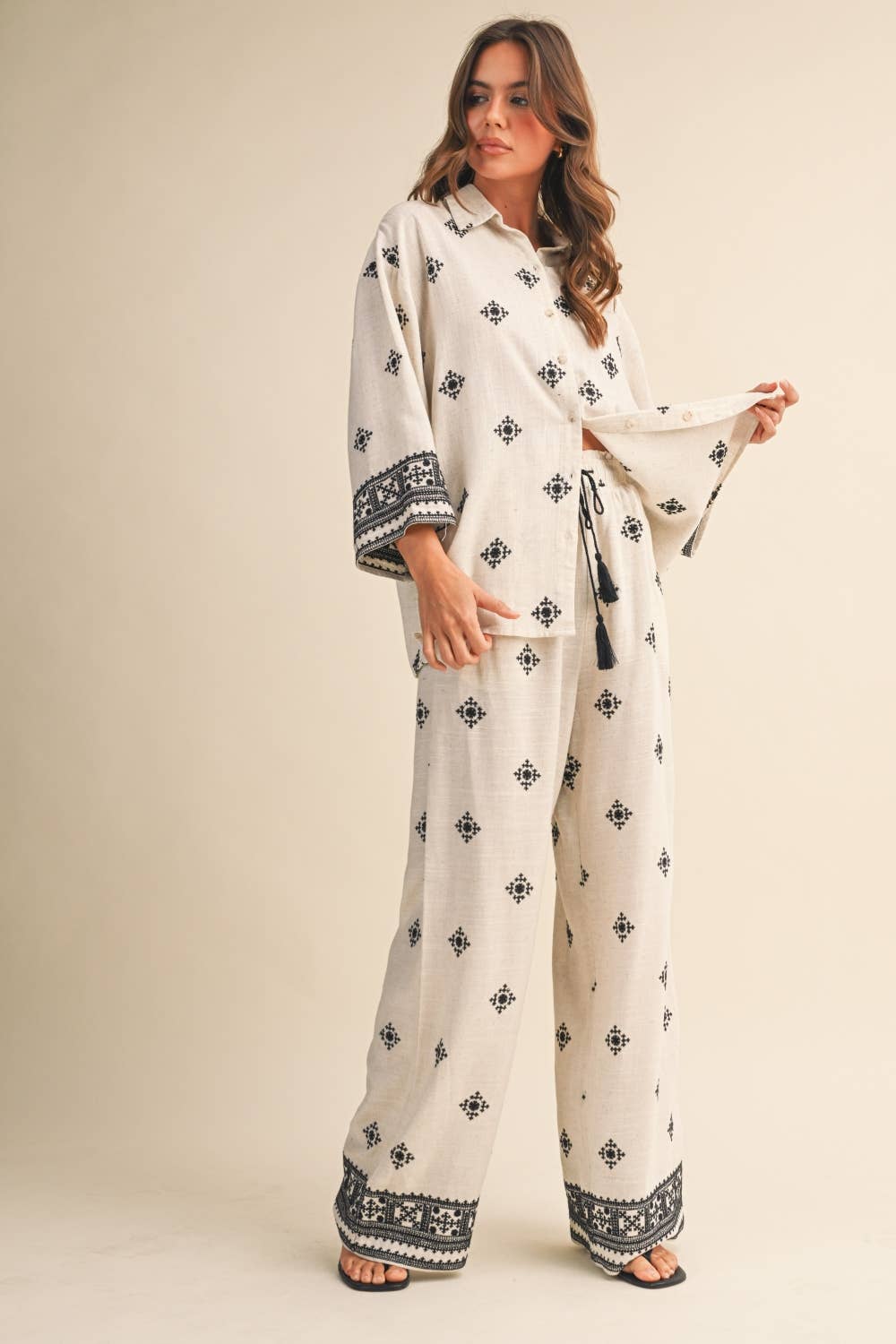 EMBROIDERED BORDER SET